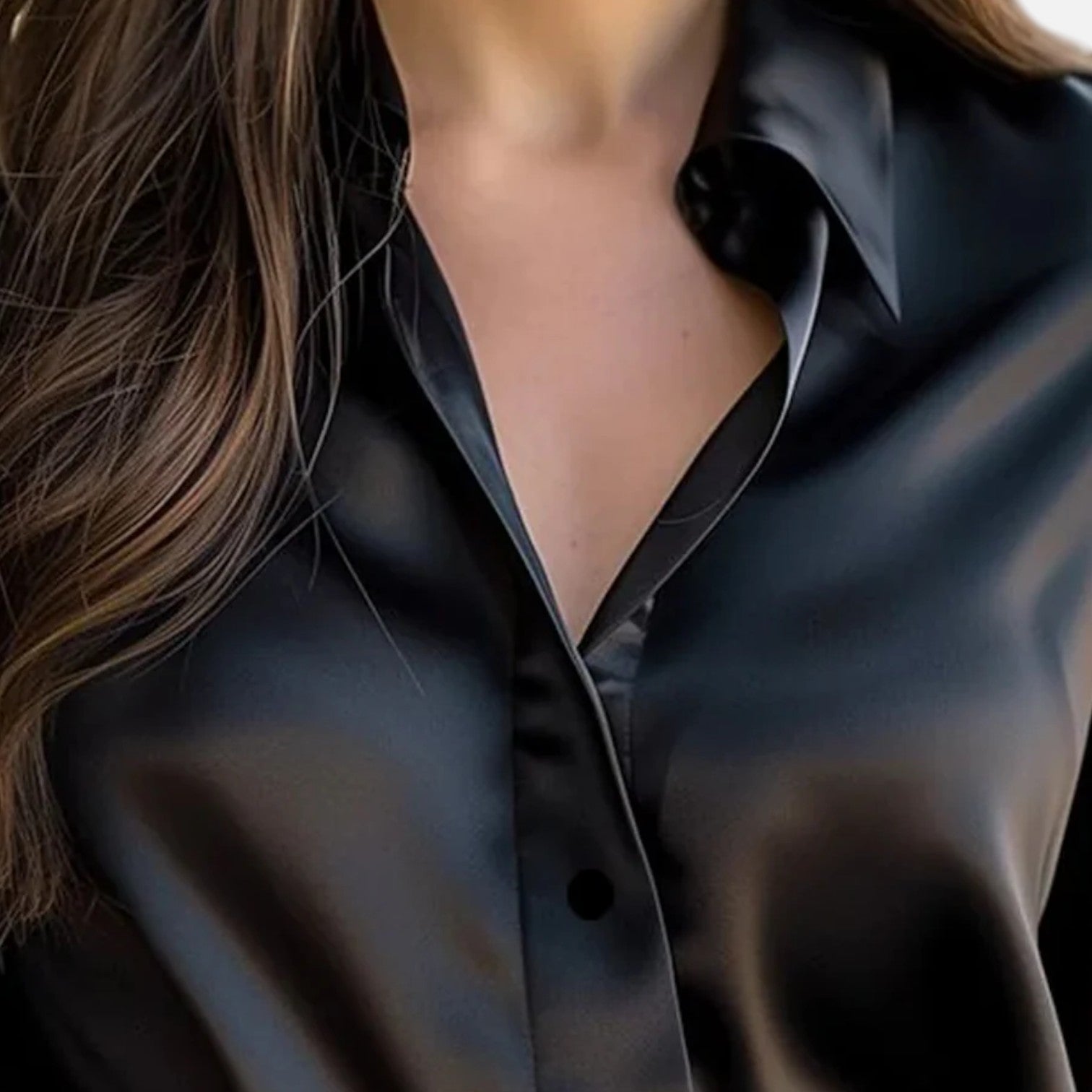 Satinbluse til kvinder med lange ærmer – tidløs elegance, moderne sofistikering