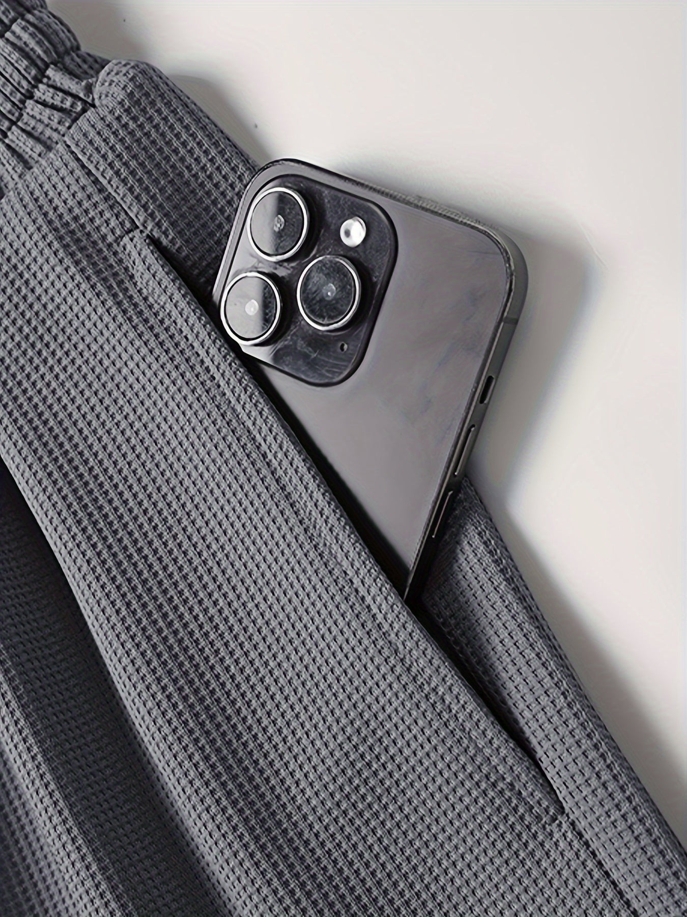 2-delt loungesæt til mænd bestående af en kortærmet T-shirt og shorts med snøre