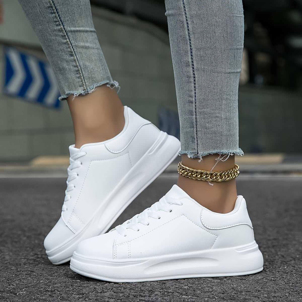 Κλασικά λευκά δερμάτινα sneakers για γυναίκες