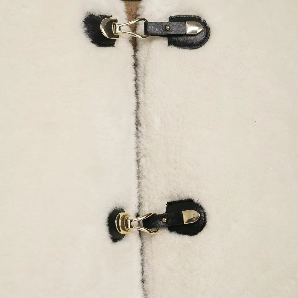Kort Kunstpelsjakke til Kvinder med Toggle-Lukning