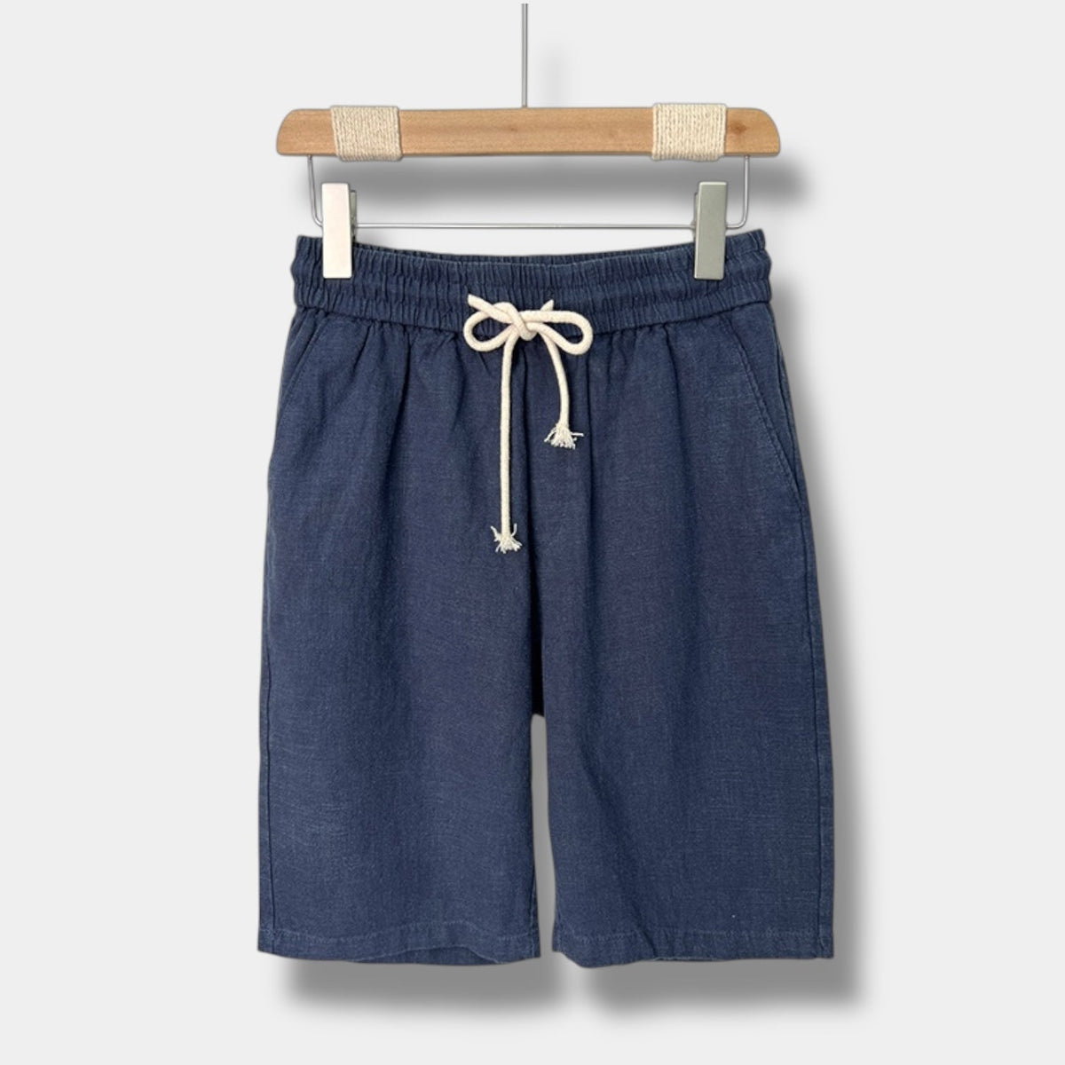 Elegant Men's Relaxed-Fit Shorts with a Mid-Rise Waist and Pockets