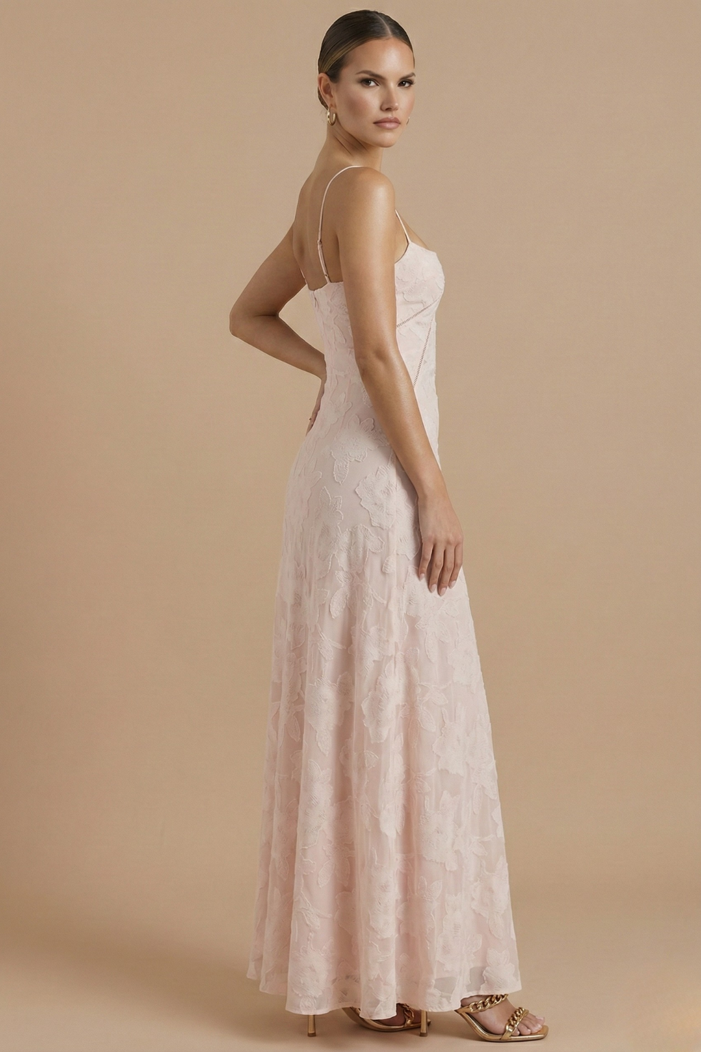 Elegante vestido maxi floral con tirantes finos y parte superior entallada