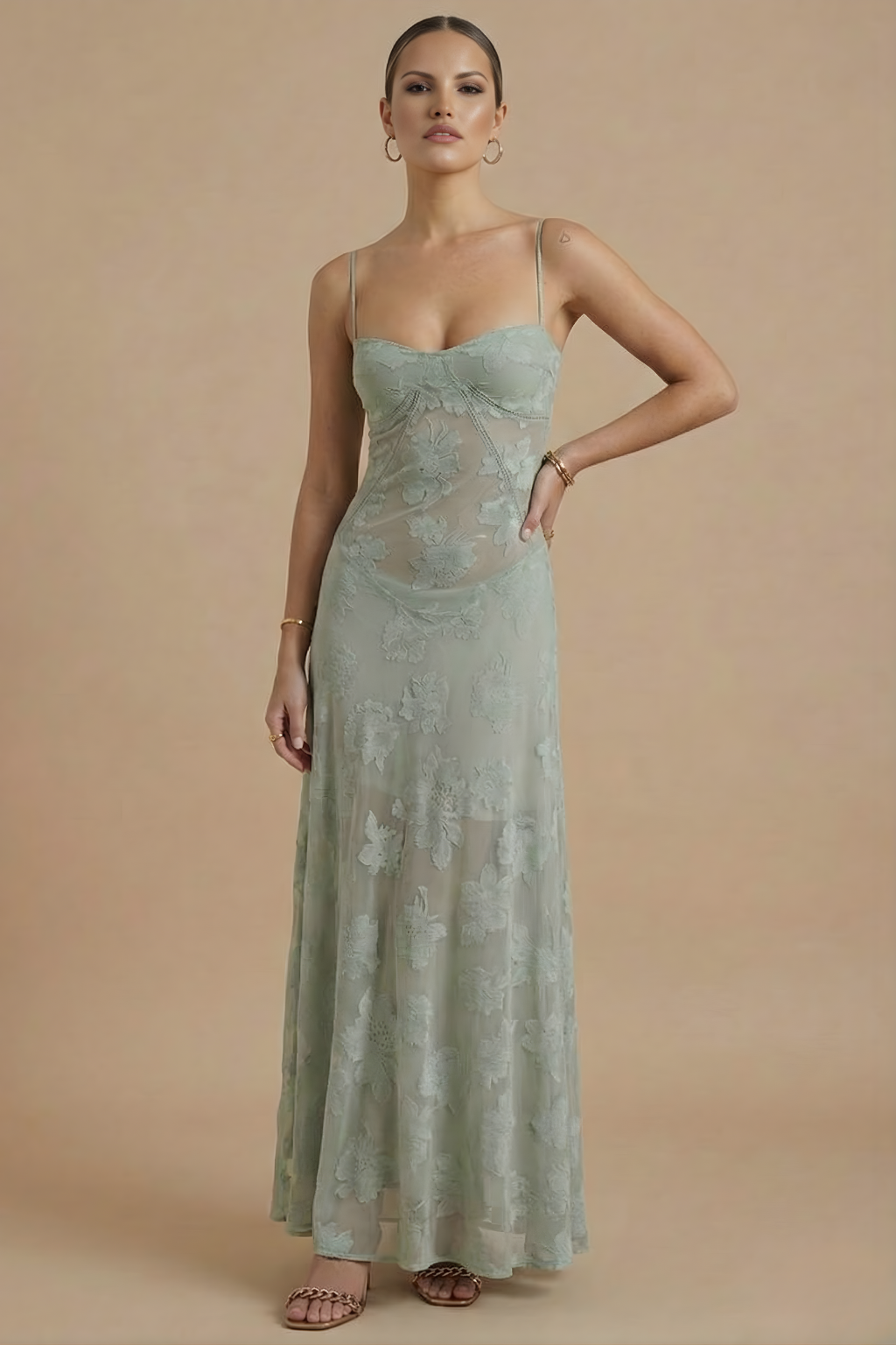 Elegante vestido maxi floral con tirantes finos y parte superior entallada