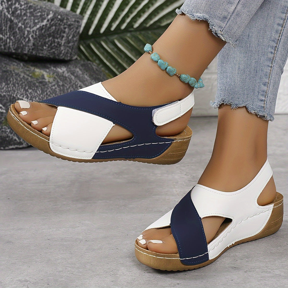 Orthopedic sandals for women with arch support - Comfortable and breathable summer sandals with non-slip sole and adjustable closure