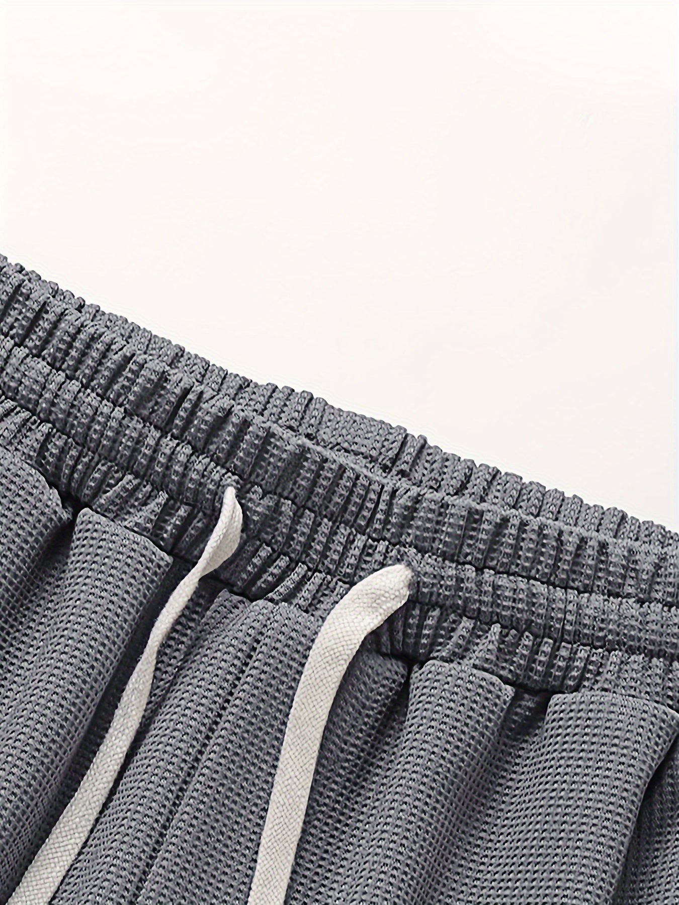 2-delt loungesæt til mænd bestående af en kortærmet T-shirt og shorts med snøre