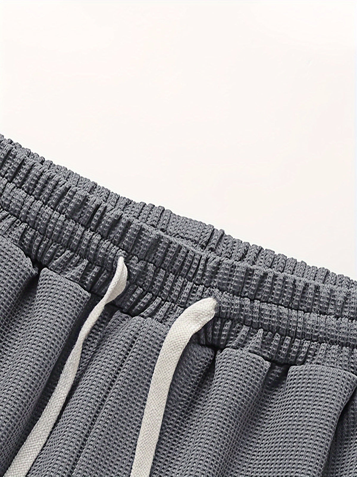 2-delt loungesæt til mænd bestående af en kortærmet T-shirt og shorts med snøre