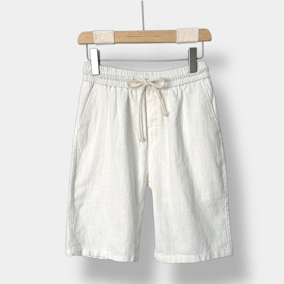 Elegant Men's Relaxed-Fit Shorts with a Mid-Rise Waist and Pockets