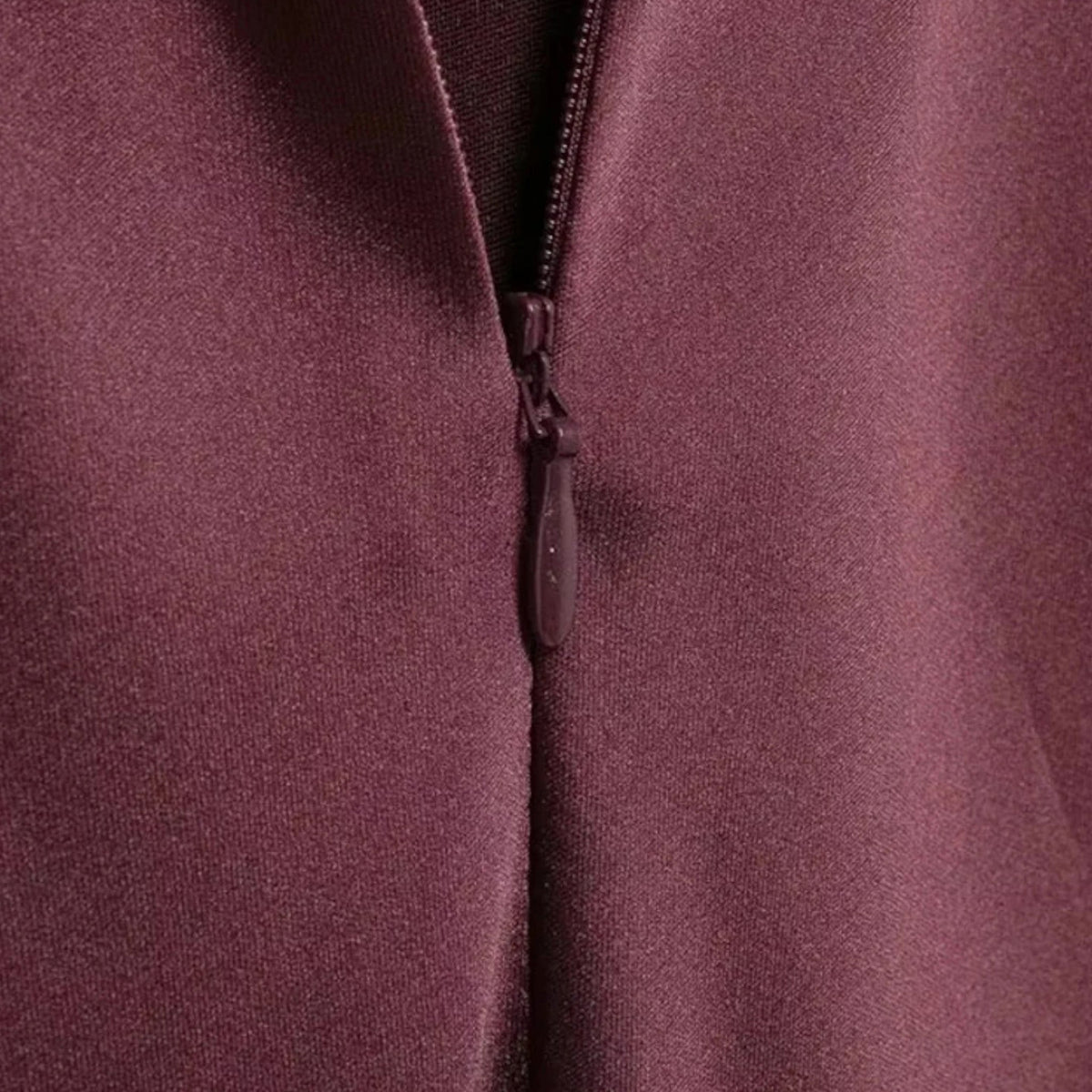 Vestido de satén con cuello halter y espalda descubierta para mujer
