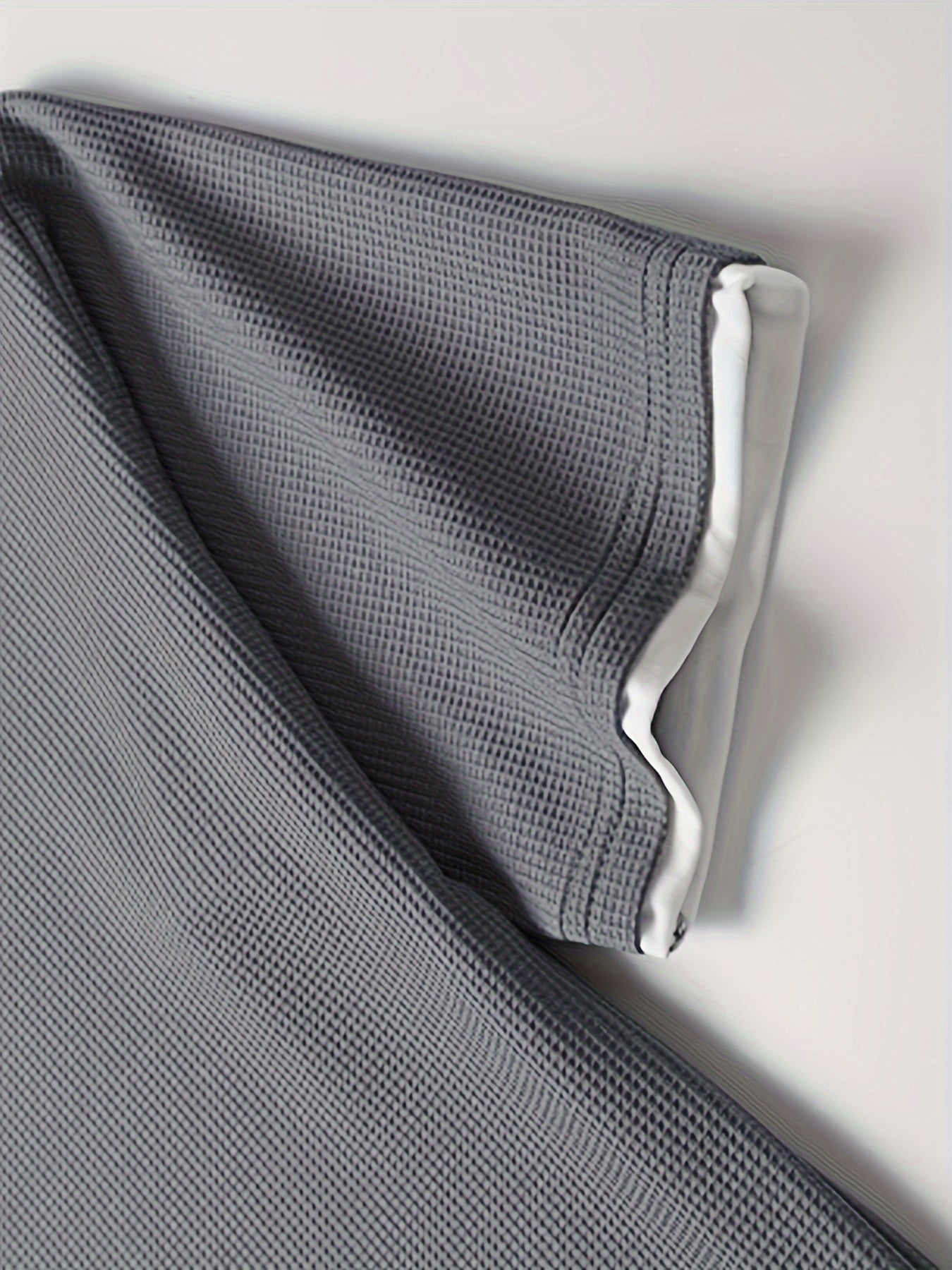 2-delt loungesæt til mænd bestående af en kortærmet T-shirt og shorts med snøre