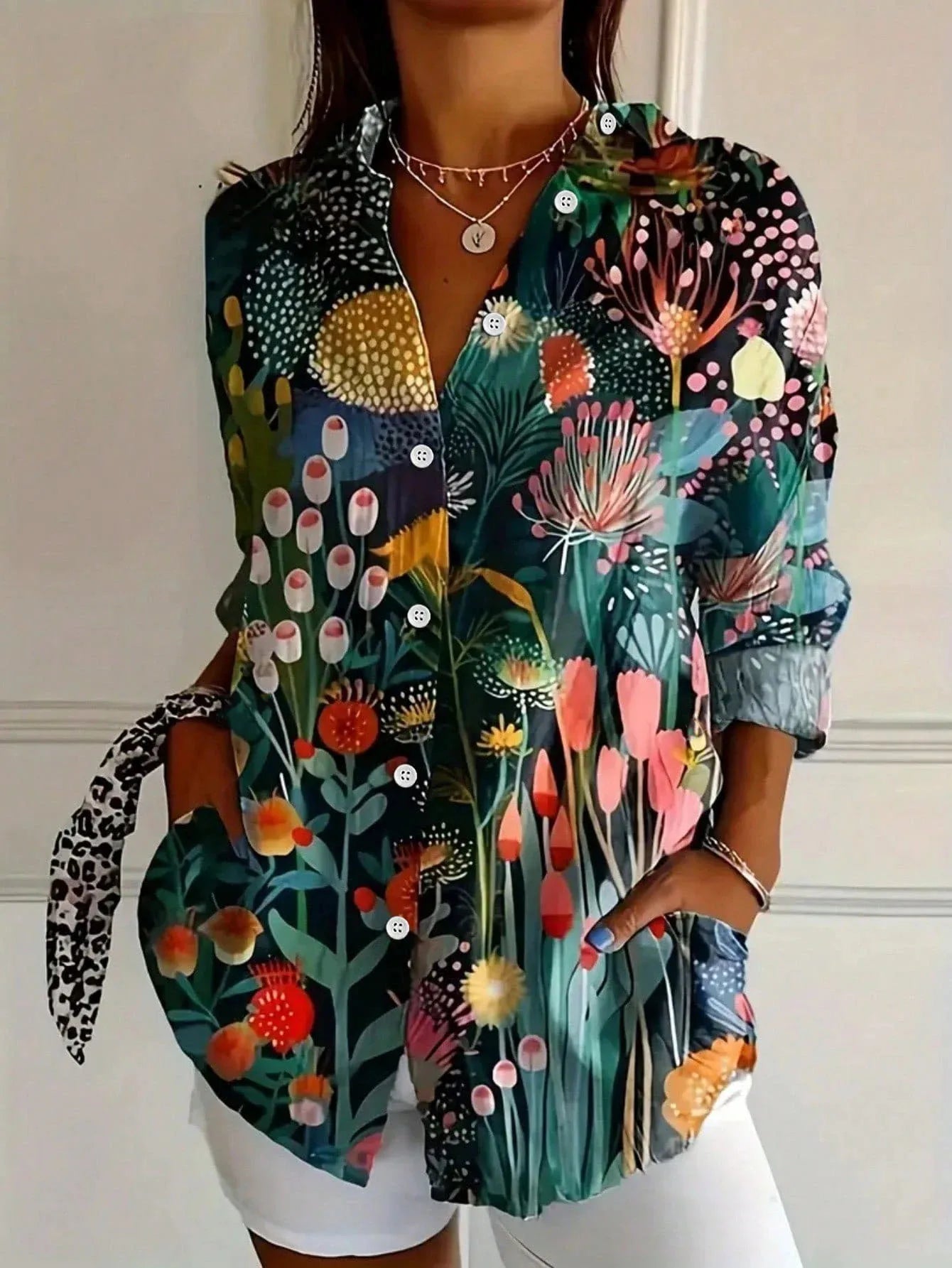 Blusa para mujer con estampado de flores y botones - Corte regular