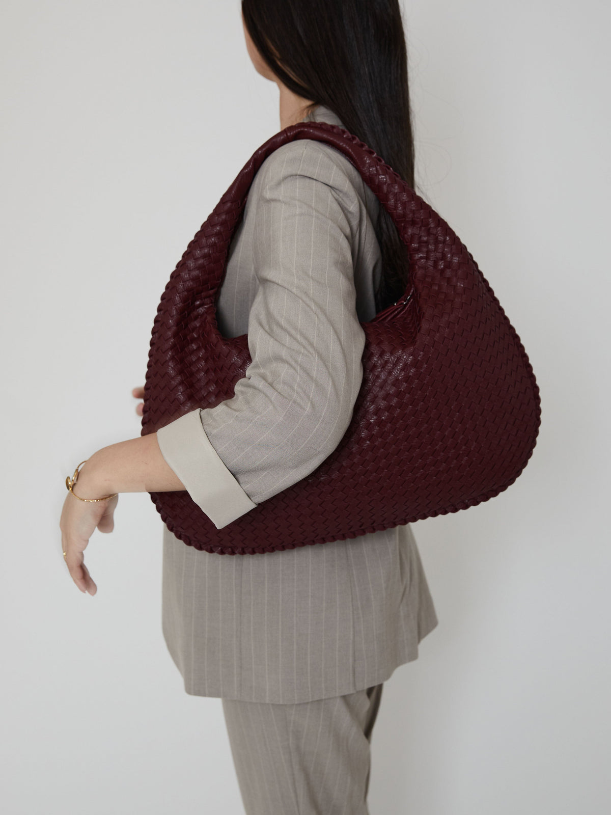 Sac à main tressé pour femmes, couleur bordeaux, à forme souple