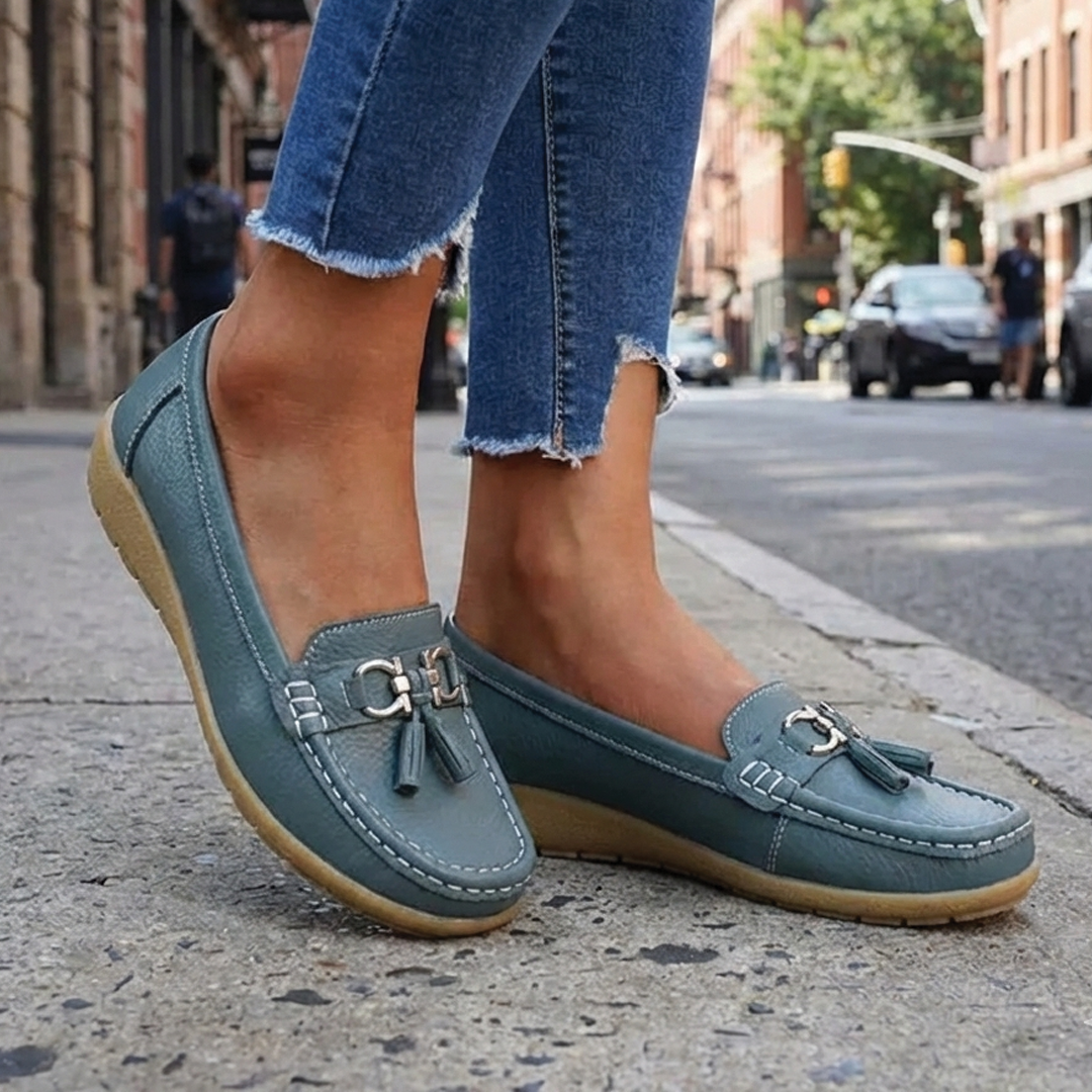 Γυναικεία δερμάτινα loafers - σχέδιο με λεπτομέρεια φούντας