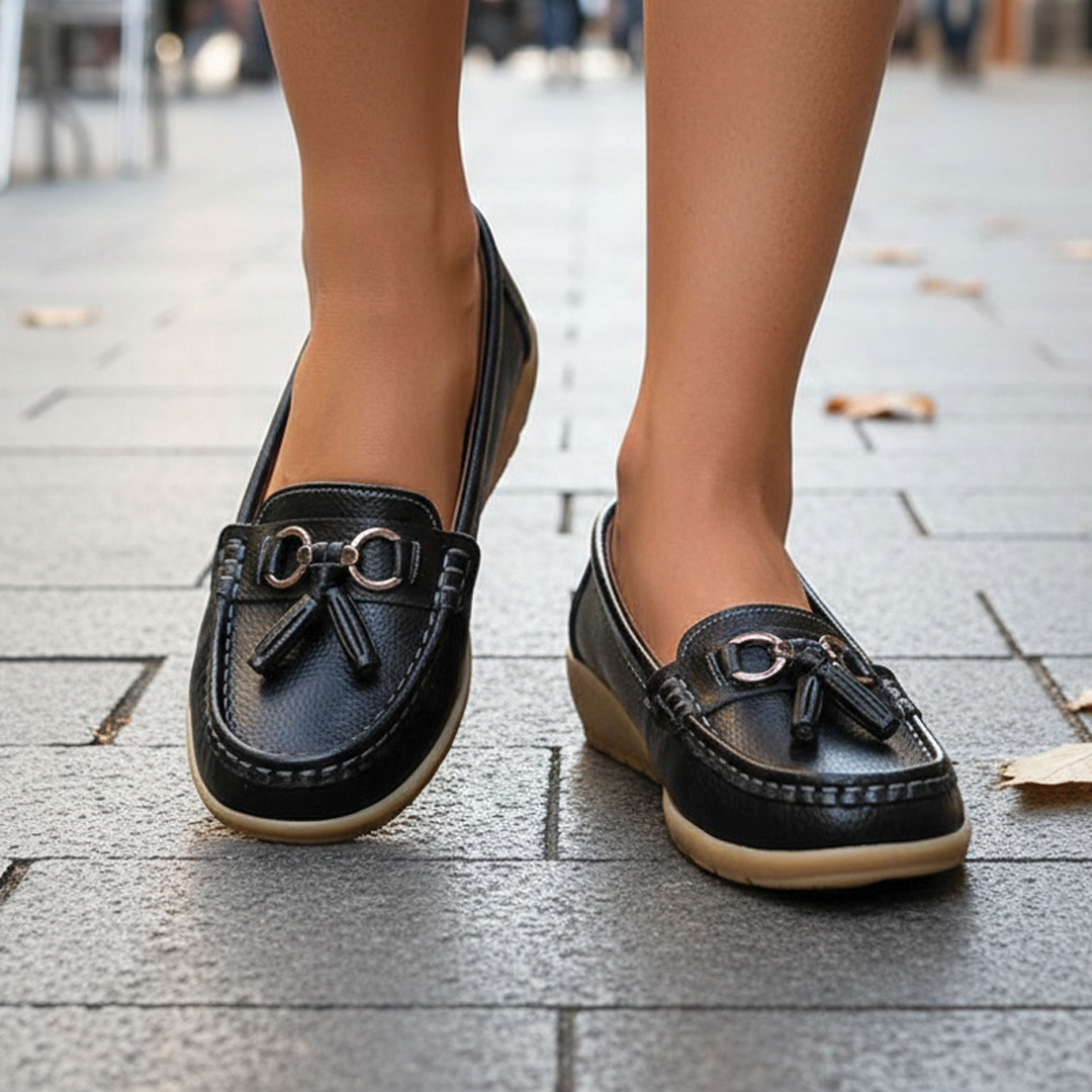 Γυναικεία δερμάτινα loafers - σχέδιο με λεπτομέρεια φούντας