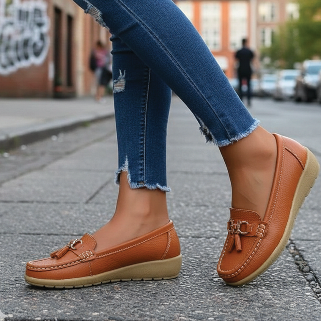 Γυναικεία δερμάτινα loafers - σχέδιο με λεπτομέρεια φούντας