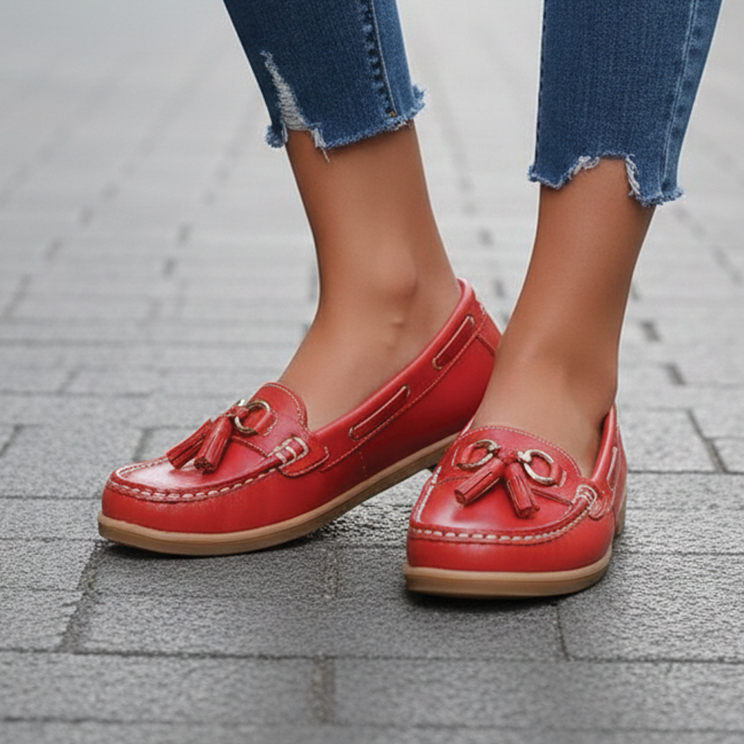 Γυναικεία δερμάτινα loafers - σχέδιο με λεπτομέρεια φούντας