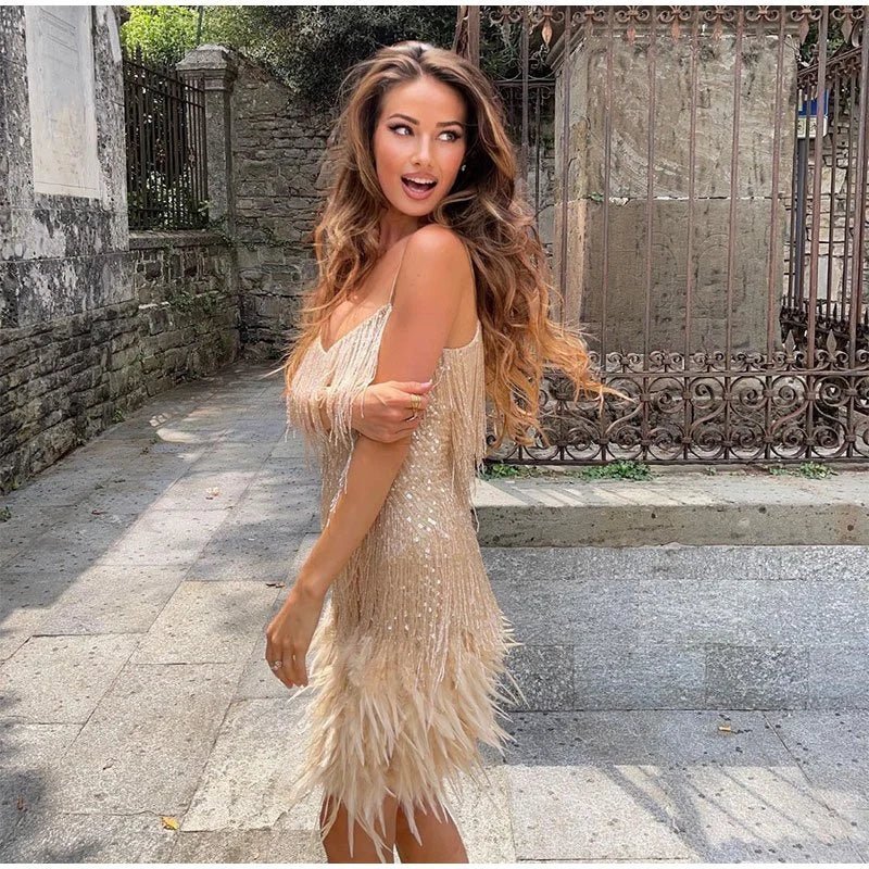 Glamorózne pierkové minišaty pre ženy
