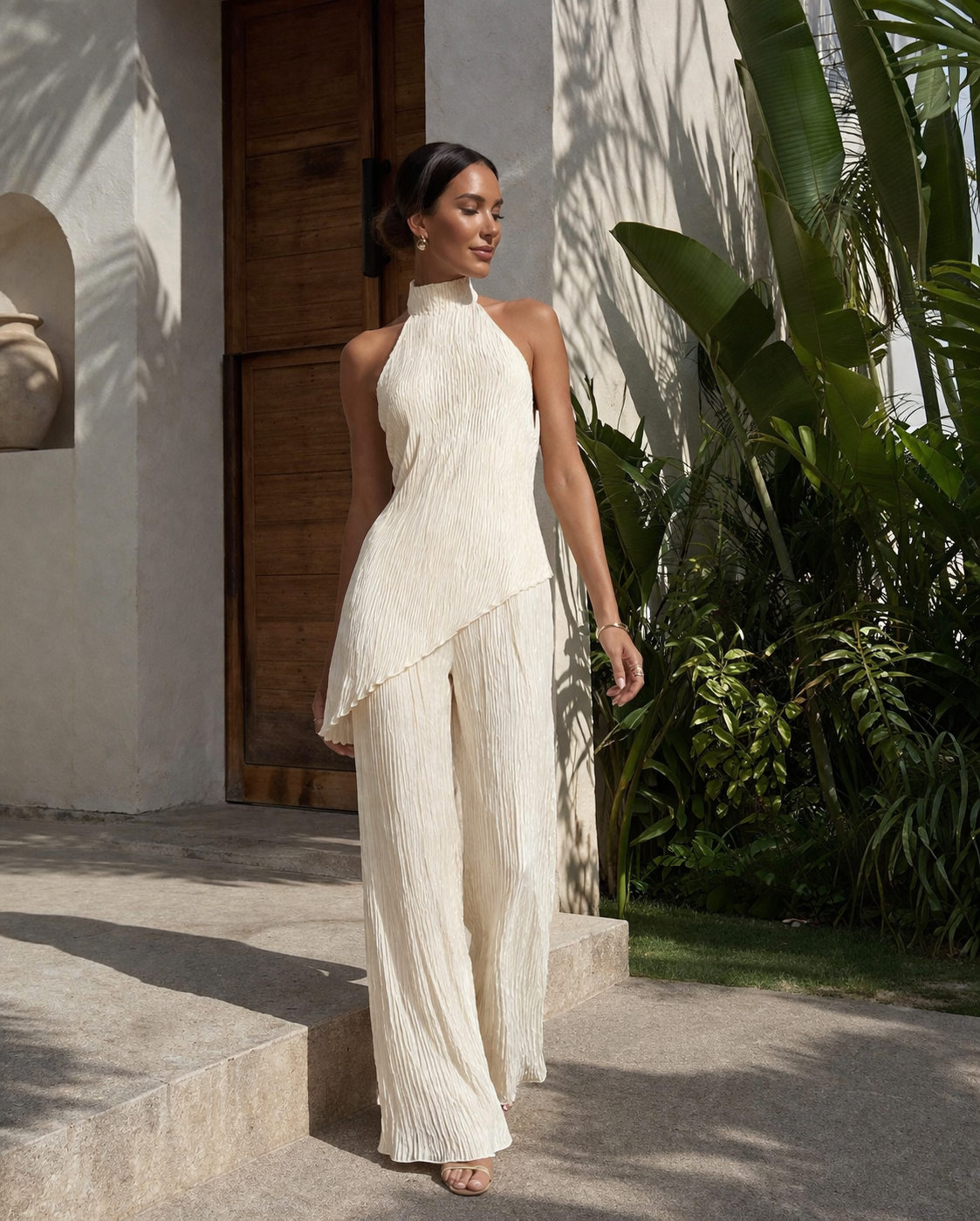 Conjunto plissado com calças largas e top halter assimétrico para mulher