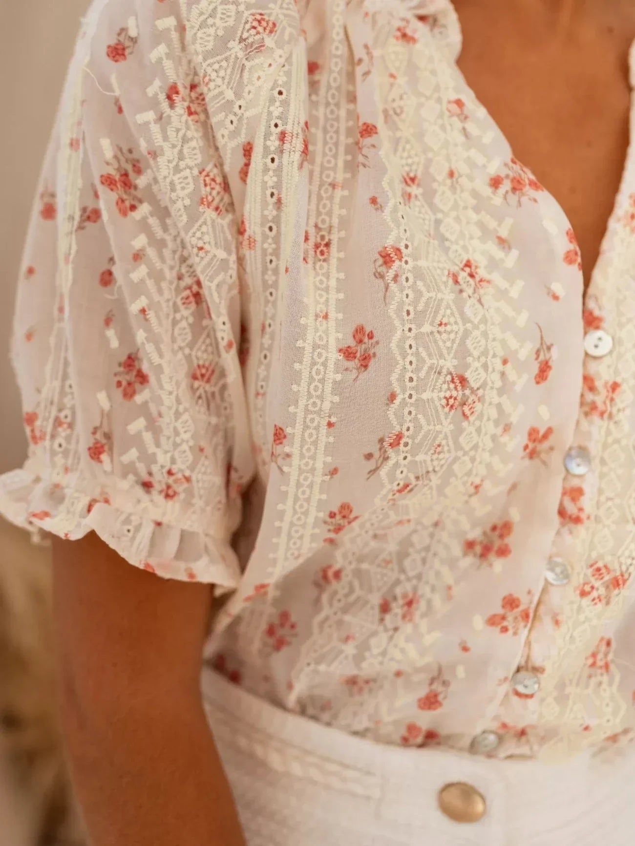 Blomstret Bluse med Pufærmer og Blondedetaljer