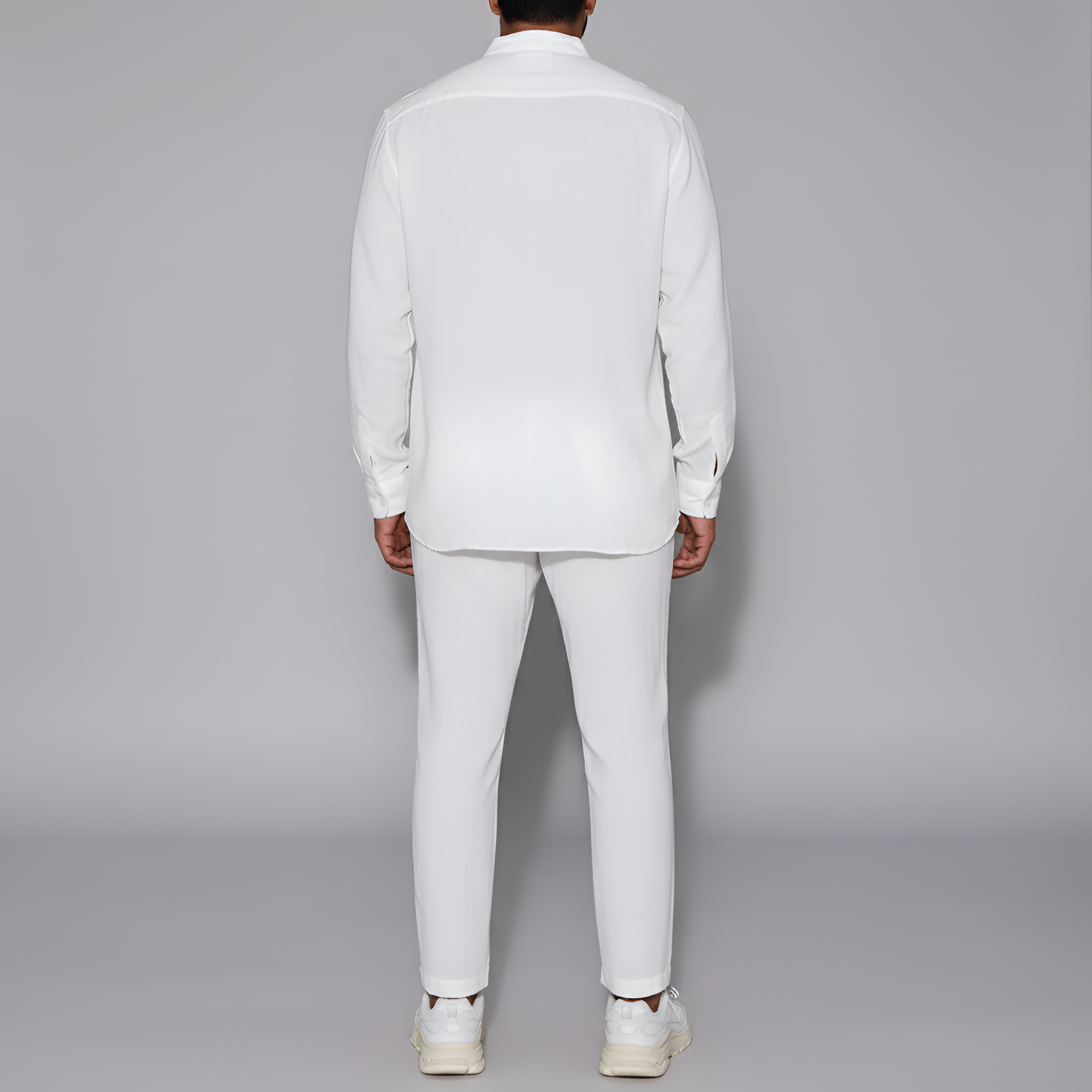 Completo uomo in lino con camicia e pantaloni a manica lunga, outfit estivo