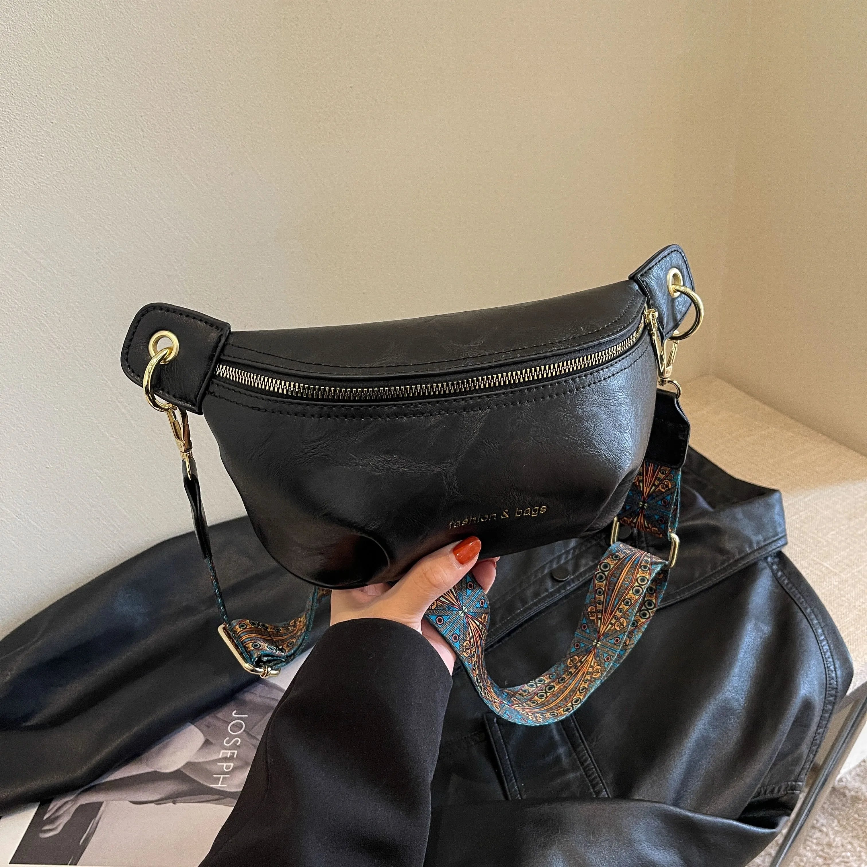 Læder-bæltetaske med Bredt Broderet Crossbody-rem
