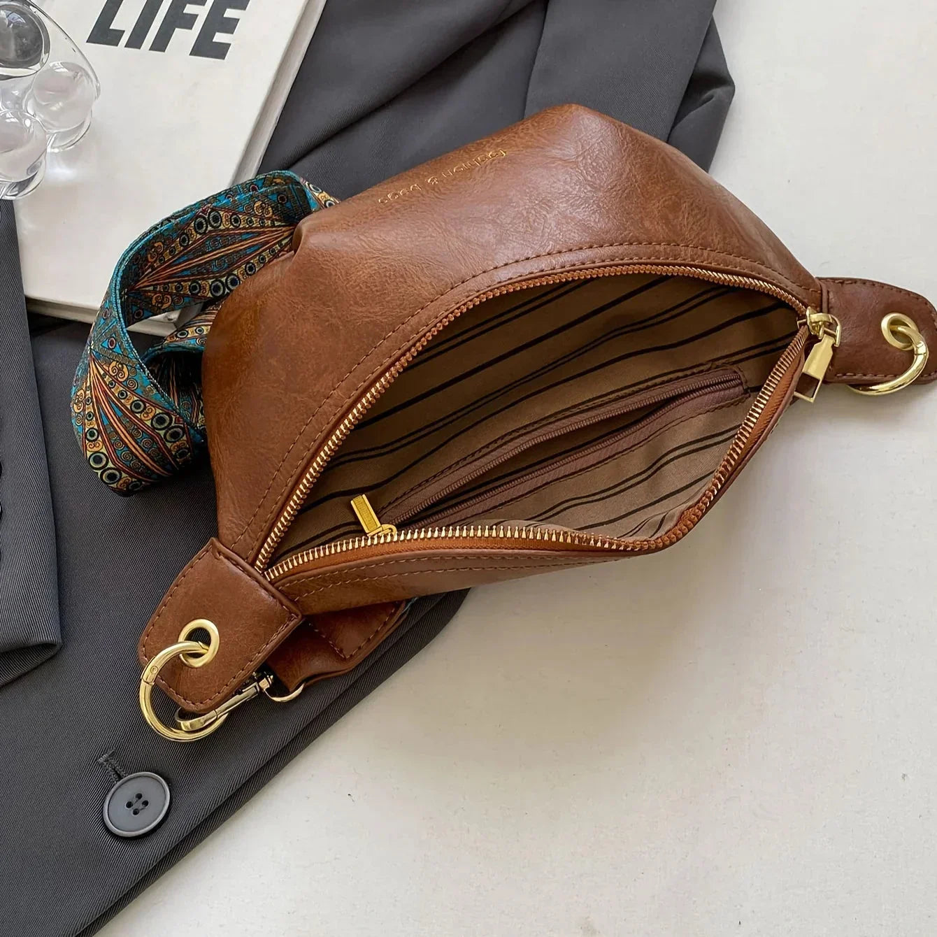 Læder-bæltetaske med Bredt Broderet Crossbody-rem