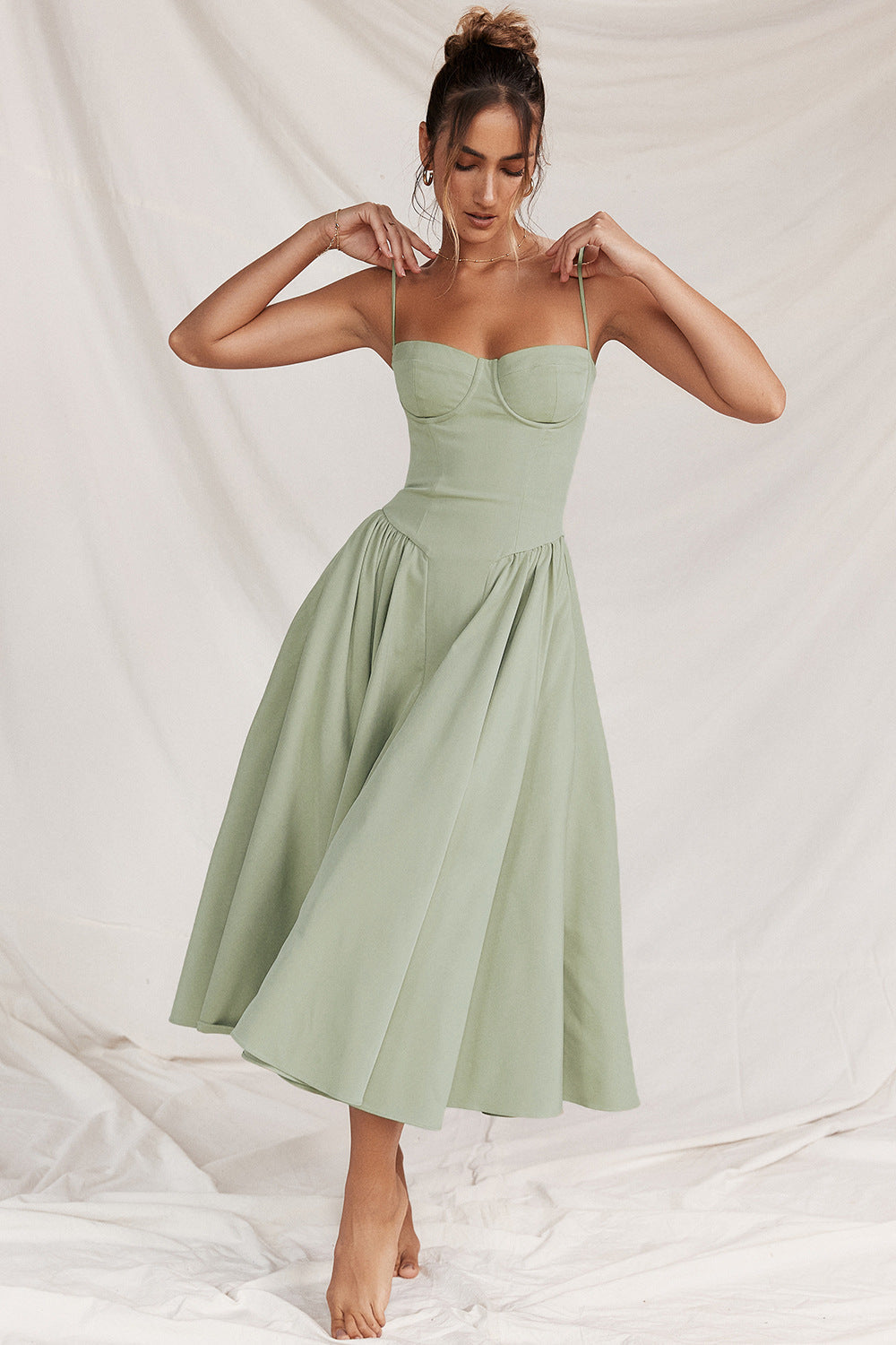 Elegant, Flatterende & Alsidig Midi Kjole