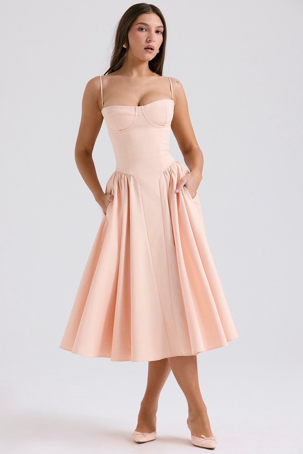 Elegant, Flatterende & Alsidig Midi Kjole