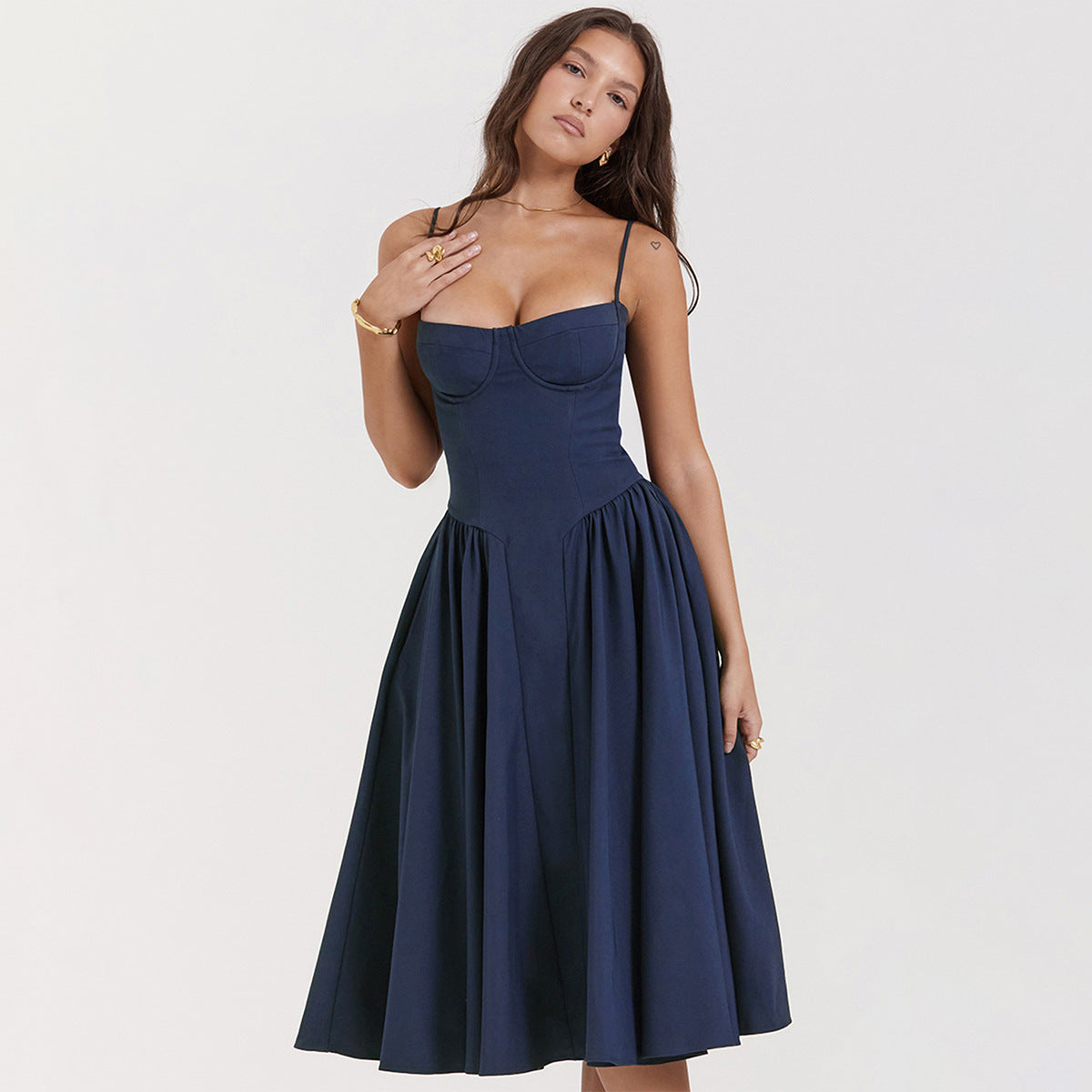 Elegant, Flatterende & Alsidig Midi Kjole