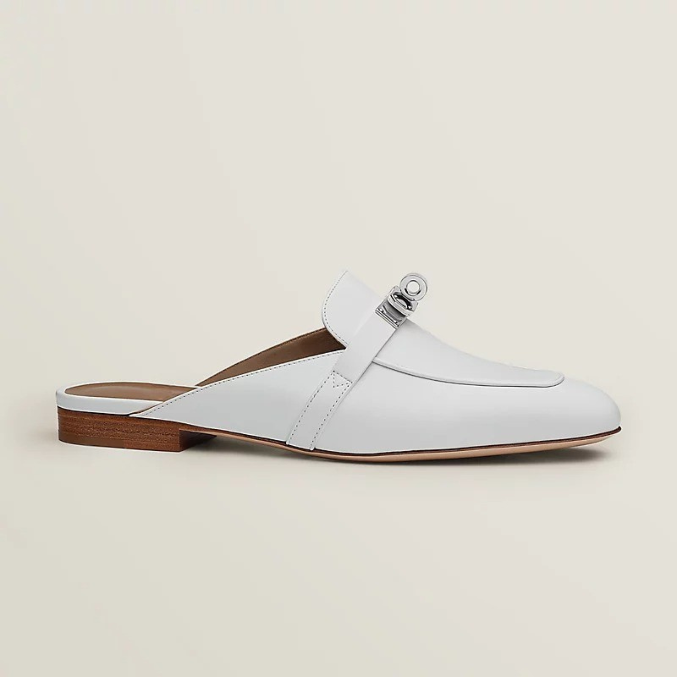Refined mules with elegant and timeless style