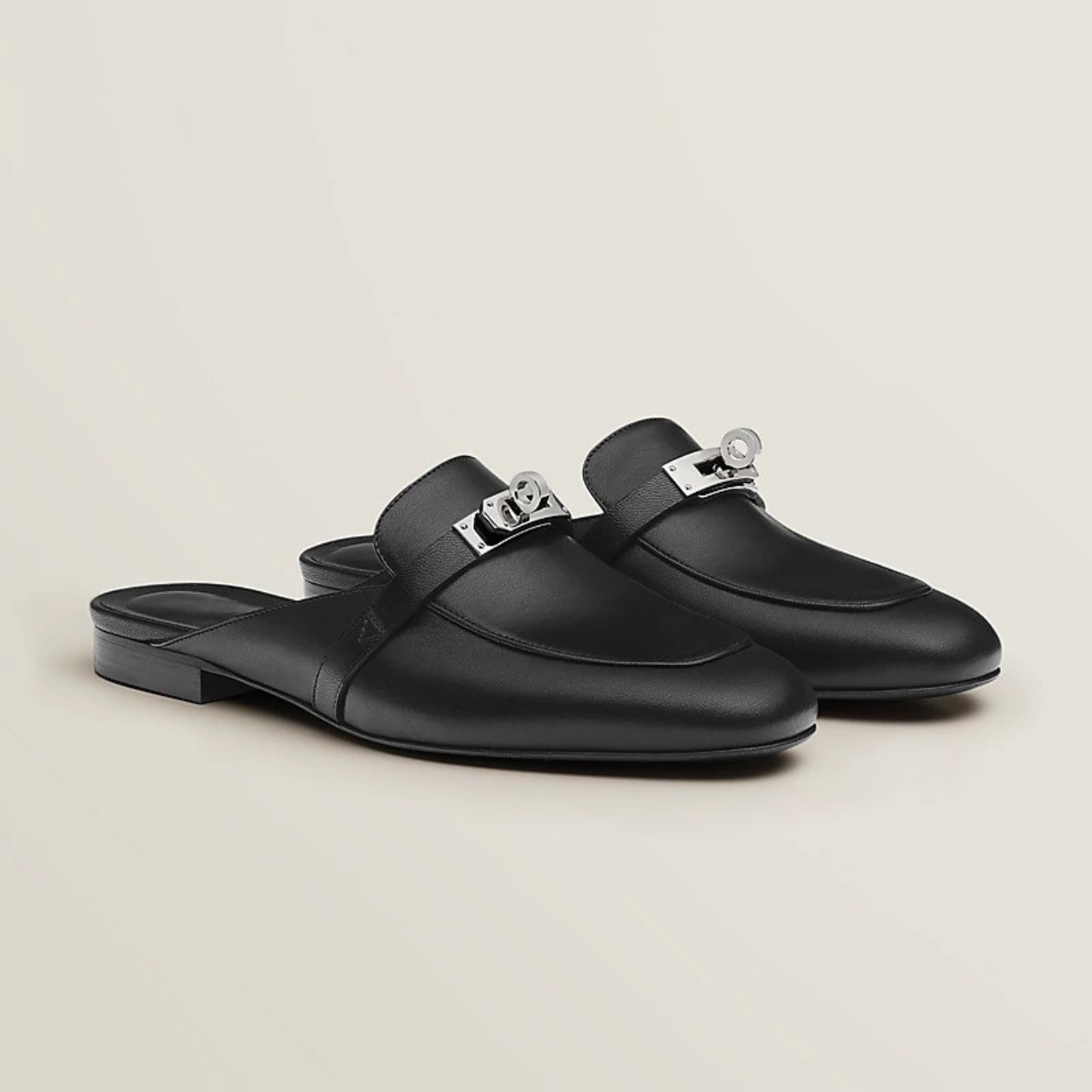 Refined mules with elegant and timeless style