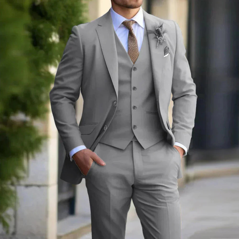 Costume trois pièces moderne pour homme, idéal pour un mariage