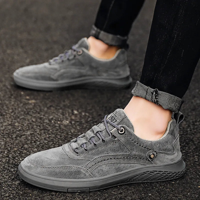 Baskets en daim pour hommes avec fermeture classique à lacets