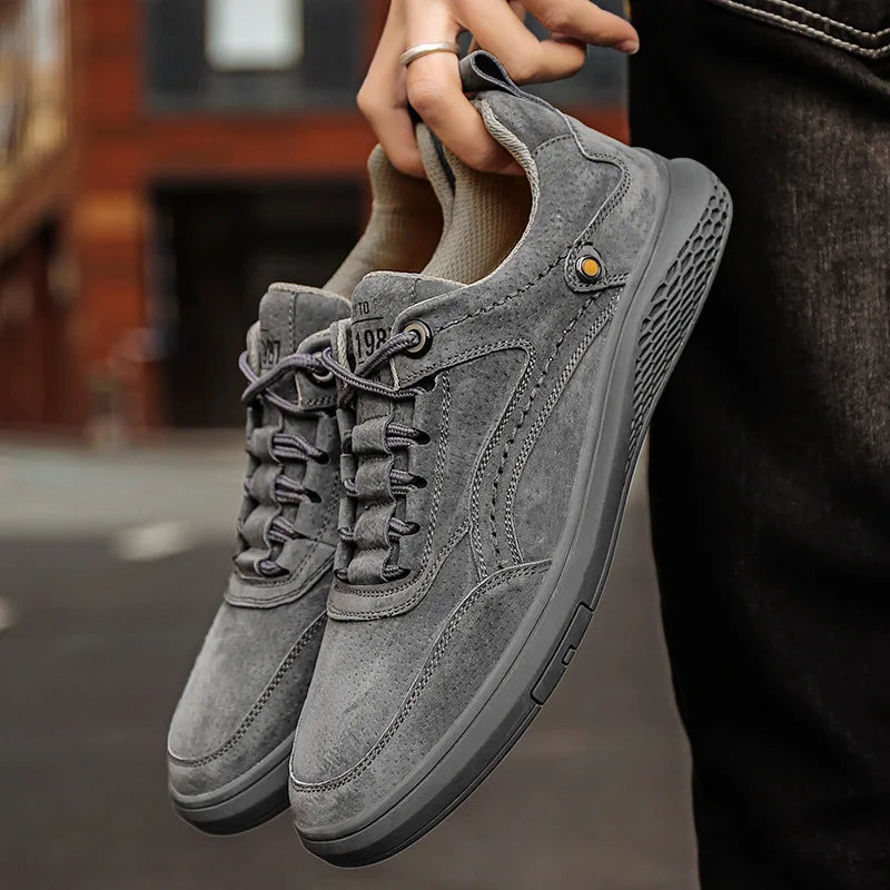 Baskets en daim pour hommes avec fermeture classique à lacets