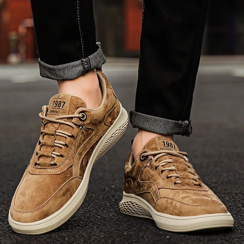 Baskets en daim pour hommes avec fermeture classique à lacets