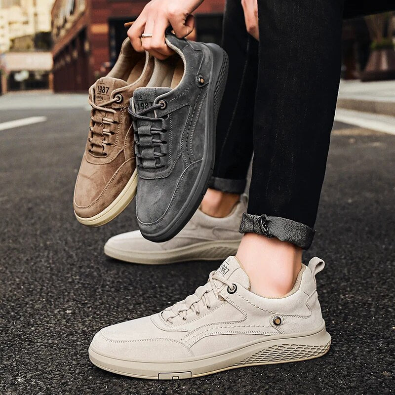 Baskets en daim pour hommes avec fermeture classique à lacets