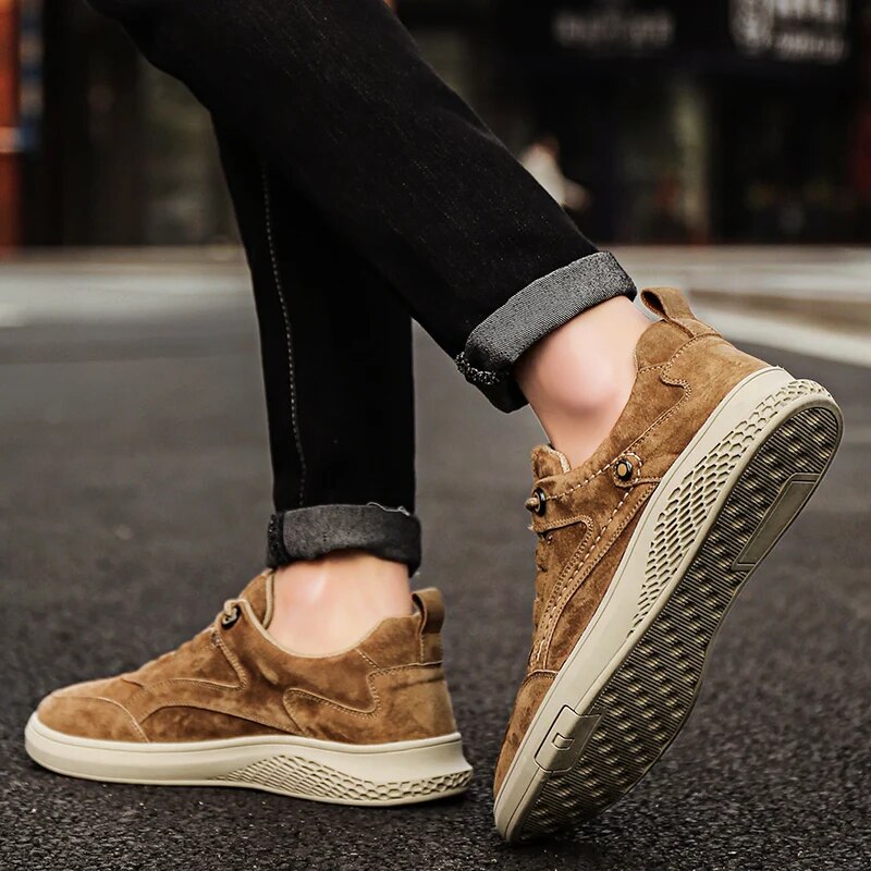 Baskets en daim pour hommes avec fermeture classique à lacets