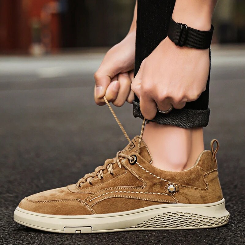 Baskets en daim pour hommes avec fermeture classique à lacets