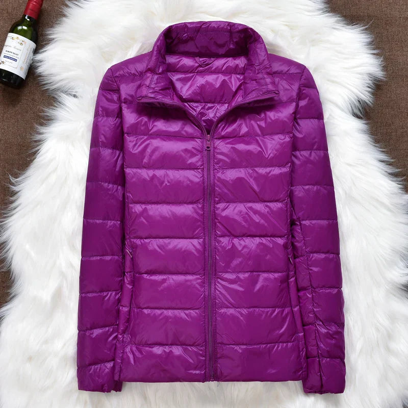 NOUVEAU RICHE Damen Daunenjacke Federleichte Mit Kapuze Taupe Faltbares lila Stand
