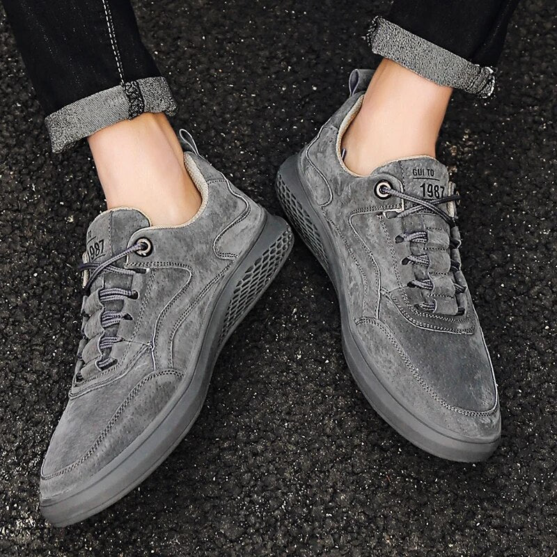 Baskets en daim pour hommes avec fermeture classique à lacets