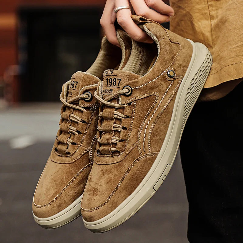 Baskets en daim pour hommes avec fermeture classique à lacets