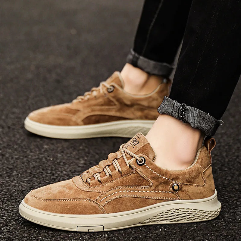 Baskets en daim pour hommes avec fermeture classique à lacets