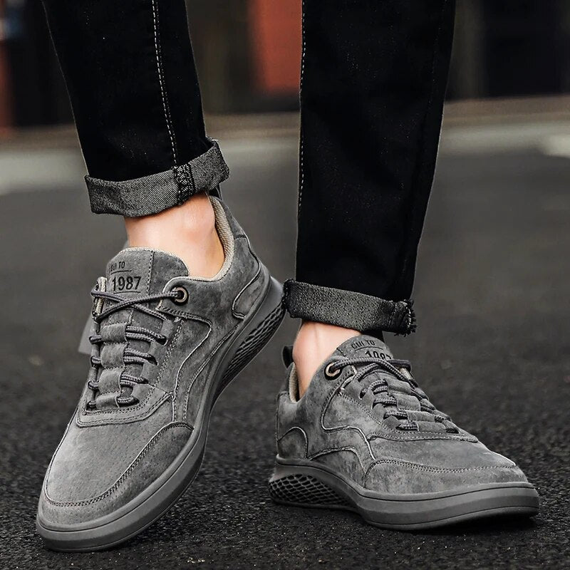 Baskets en daim pour hommes avec fermeture classique à lacets