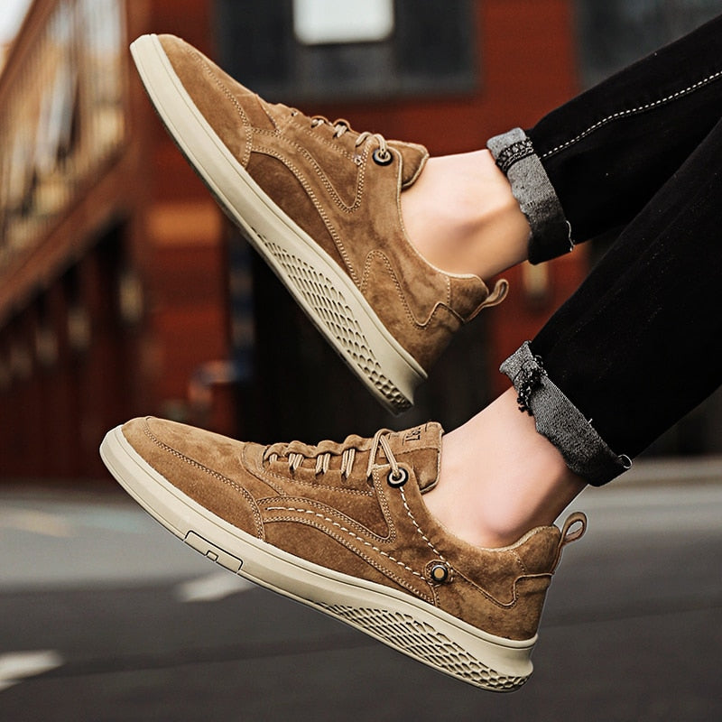 Baskets en daim pour hommes avec fermeture classique à lacets