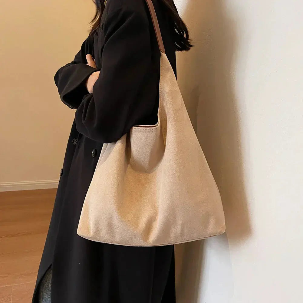 Minimalistisk Skuldertaske i Blødt Ruskind-Look | Rummelig Hobo Taske til Hverdag og Shopping | Letvægts Design med Rem