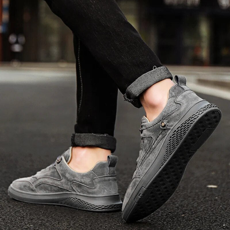 Baskets en daim pour hommes avec fermeture classique à lacets