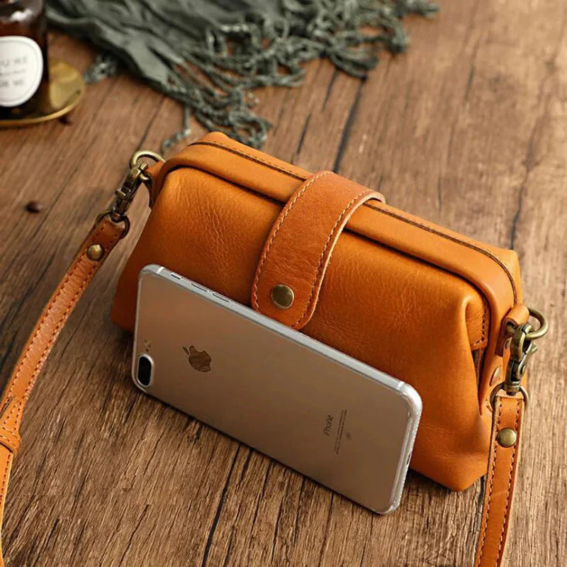 Mini schoudertas oranje leer met riem detail shot