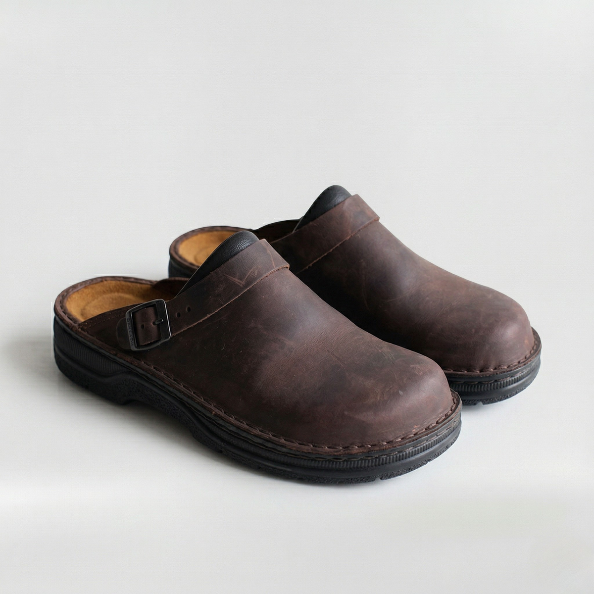 Mules ortopédicos para hombre con suela de apoyo y ajuste cómodo para el día a día