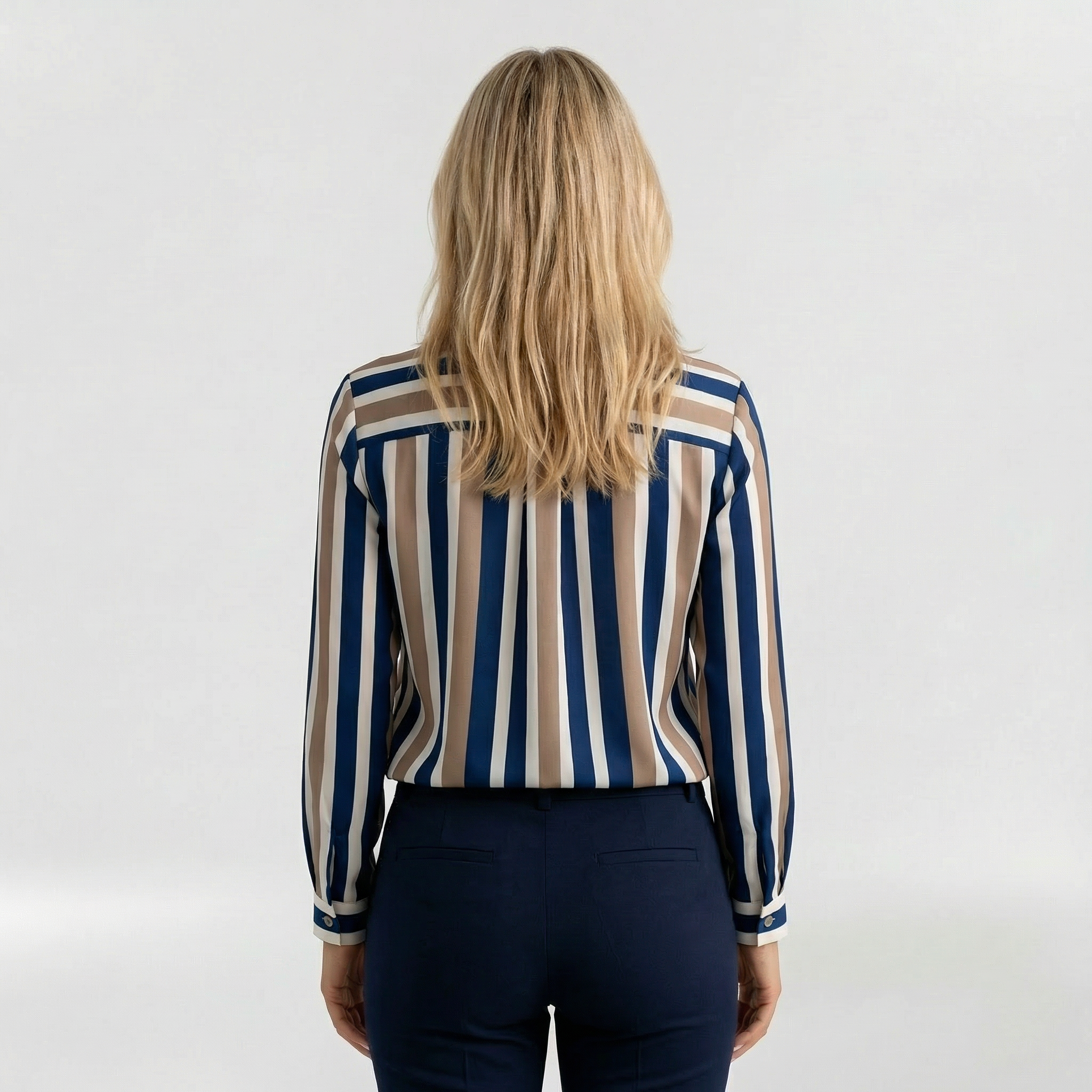 Relaxed shirt for women with stripes and long sleeves for everyday wear