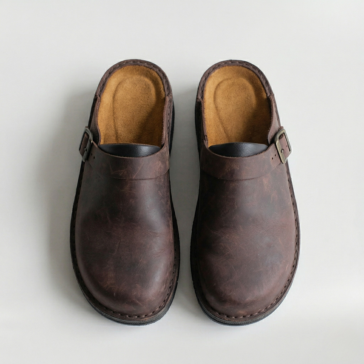 Mules ortopédicos para hombre con suela de apoyo y ajuste cómodo para el día a día