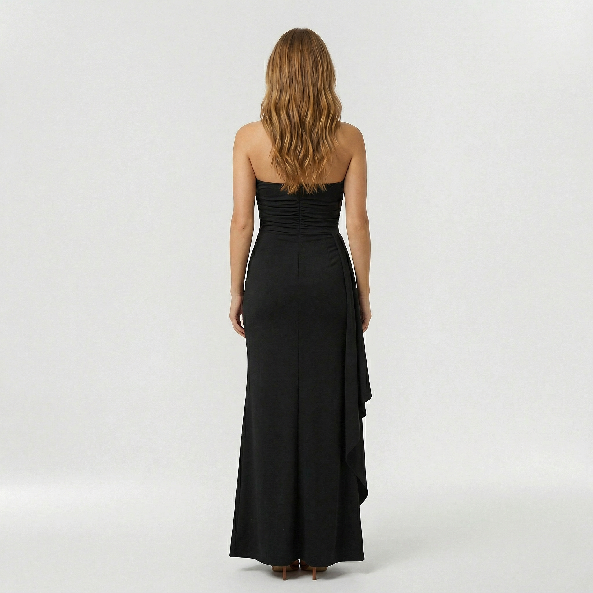 Sukienka maxi bez ramiączek z wysokim rozcięciem i dopasowanym krojem na elegancki wieczorowy look